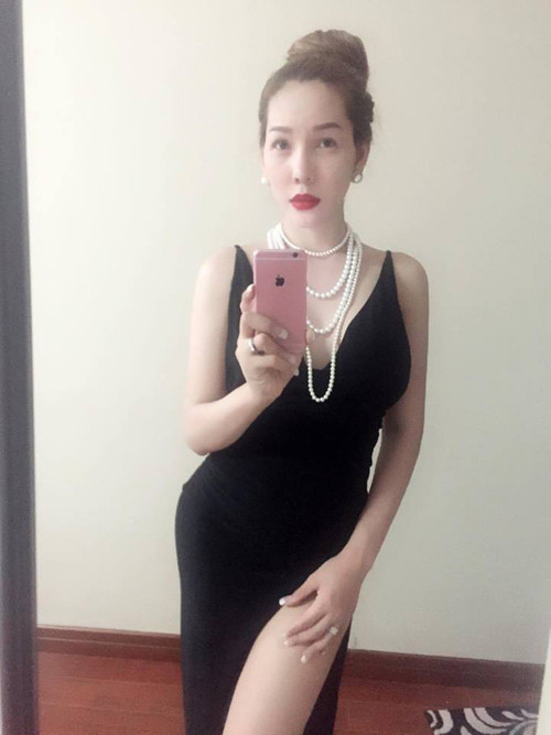 Lâm Hoàng My là người mẫu chuyển giới không còn xa lạ với công chúng, các bạn trẻ Việt. Sau khi thực hiện phẫu thuật chuyển giới cách đây vài năm, Hoàng My sở hữu khuôn mặt khá xinh đẹp, mang nhiều đường nét mềm mại, nữ tính cùng vóc dáng đẹp của người mẫu. Dù vậy, cô nàng vẫn chưa hài lòng về ngoại hình của mình và mới đây lại quyết định tiếp tục phẫu thuật thẩm mỹ.