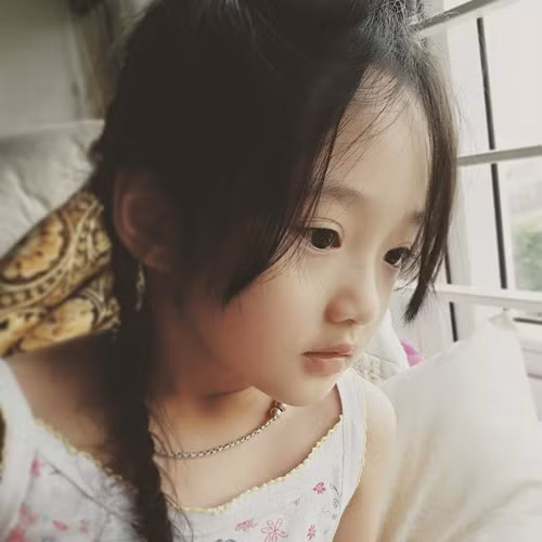 Chị Tuyết Anh tiết lộ con gái chị vốn là một cô bé hiếu động, cá tính... Hình ảnh dịu hiền, e thẹn trong bức ảnh gây sốt vừa qua của Bảo Anh thực sự là "hơi khác" so với cô bé hàng ngày.