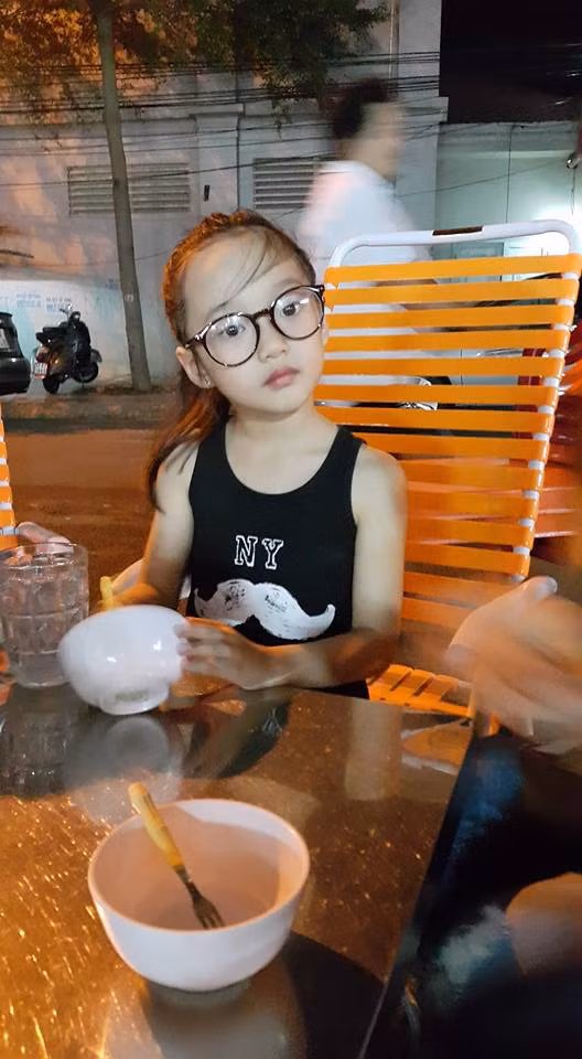 Về biệt danh "Tiểu Châu Tấn", thực ra từ khi bé Bảo Anh còn nhỏ, nhiều bạn bè của mẹ bé đã cho rằng bé giống nữ diễn viên Châu Tấn. Những bức ảnh ghép mặt Bảo Anh và Châu Tấn gần đây dân mạng chia sẻ cũng thực sự khiến chị Tuyết Anh ngỡ ngàng.