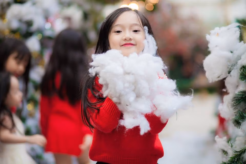 Bức ảnh của Bảo Anh gây sốt mạng vừa qua được chụp trong một buổi làm album ảnh đón Giáng sinh sớm của một nhóm các bé gái do ekip của nhiếp ảnh gia Thích Việt Hoàng thực hiện. Thấy hình ảnh con xuất hiện tràn ngập trên báo chí, mạng xã hội những ngày này, chị Nguyễn Tuyết Anh, mẹ bé Bảo Anh cảm thấy rất bất ngờ, vui sướng.