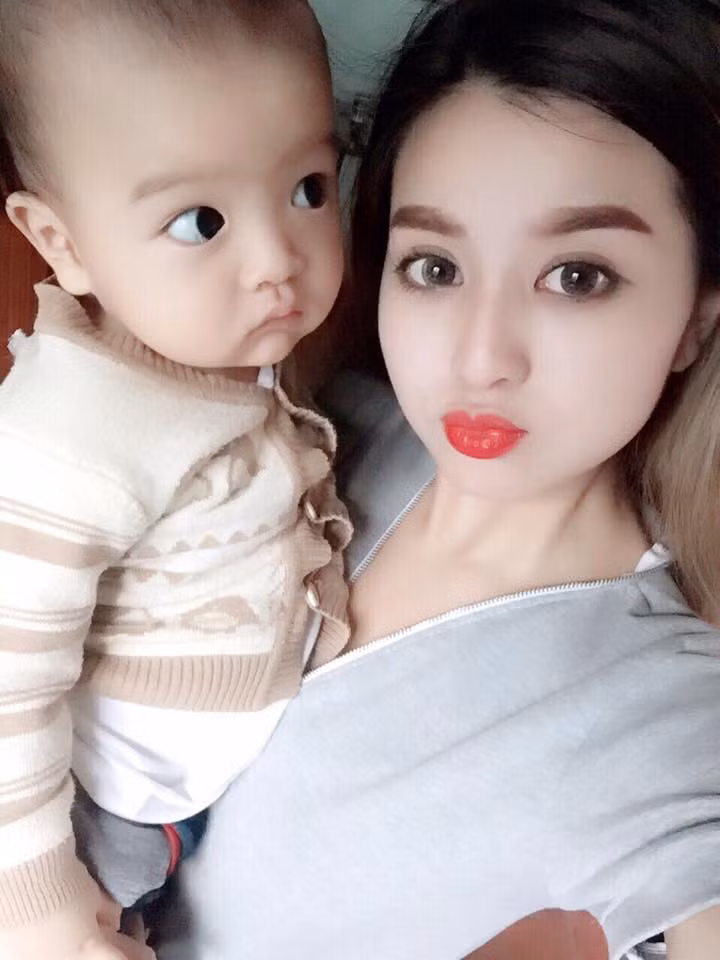 Học nghề và mở một cửa hàng thời trang, Thuý Vy quyết định lập gia đình sớm. Nhưng không may mắn, gia đình nhỏ của cô gái 9X sớm đổ vỡ bởi những mâu thuẫn với chồng. Thuý Vy hiện đã ly hôn và một mình cô phải nuôi dưỡng, chăm sóc 3 đứa con trai kháu khỉnh.