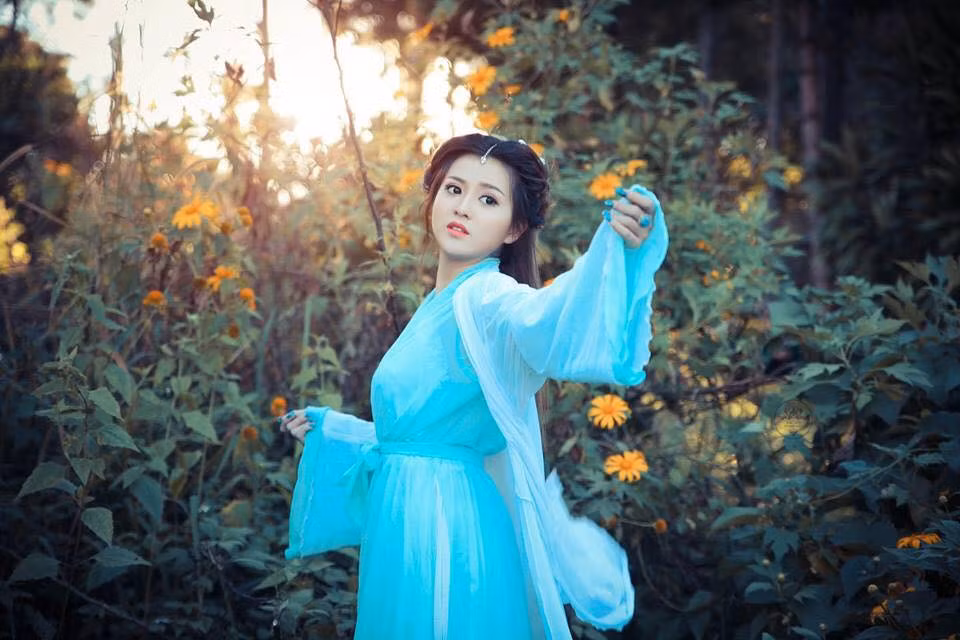 Quyết định thôi học sau khi đã tốt nghiệp phổ thông, Thuý Vy chọn học trang điểm và đi theo con đường makeup chuyên nghiệp. Vốn có sở thích chụp ảnh nên cô nàng thỉnh thoảng cũng làm người mẫu, thích chụp những bộ ảnh mang phong cách cổ trang, kiếm hiệp...