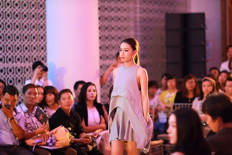 Đang theo học khoa Kinh tế đối ngoại của trường Đại học Ngoại thương nhưng ít ai biết, nàng hoa khôi xinh đẹp lại từng là một học sinh chuyên Văn của trường THPT chuyên Đại học Sư phạm Hà Nội. Càng kinh ngạc hơn khi Ngọc Anh từng đạt giải Nhì môn Văn quốc gia và được tuyển thẳng vào Đại học Ngoại thương.