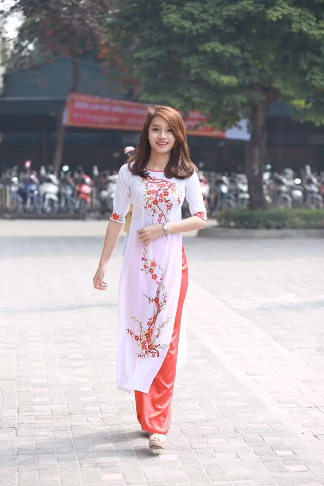 Ngoài việc học tập và những đam mê, sở thích kể trên, hiện tại Ngọc Anh cũng đang kinh doanh online để kiếm thêm thu nhập và trải nghiệm. Đang học ngành kinh tế nên việc tập tành kinh doanh với quy mô vừa và nhỏ ở hiện tại giống như một cách tích luỹ, tự thực hành và tiếp tục học hỏi của cô bạn 9X xinh đẹp.