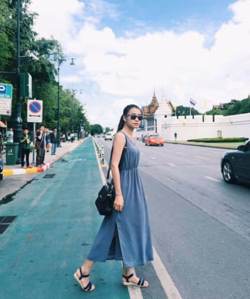 Sở hữu chiều cao 1m70, cùng số đo ba vòng 86-60-89, Ngọc Anh rất tự tin trong vai trò một người mẫu, thành viên của CLB MC và Thời trang của trường. Ngọc Anh từng đứng trên sàn catwalk của trường và một vài show diễn ở Hà Nội vì thế trong cuộc thi Duyên dáng Ngoại thương năm nay, cô bạn như có thêm lợi thế về mặt kinh nghiệm, sự từng trải trên sân khấu của mình.