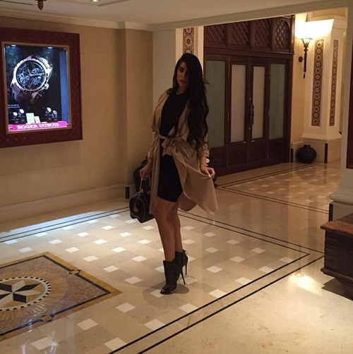 Tuy vậy, bỏ ngoài tai những bình luận phản đối, cặp đôi này vẫn rất hạnh phúc bên nhau. Omar không những thường xuyên đăng tải hình ảnh mình và bạn gái thân mật bên nhau mà còn dành những lời khen ngợi “có cánh” dành cho người yêu.