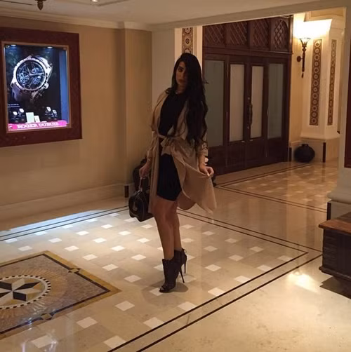 Tuy vậy, bỏ ngoài tai những bình luận phản đối, cặp đôi này vẫn rất hạnh phúc bên nhau. Omar không những thường xuyên đăng tải hình ảnh mình và bạn gái thân mật bên nhau mà còn dành những lời khen ngợi “có cánh” dành cho người yêu.