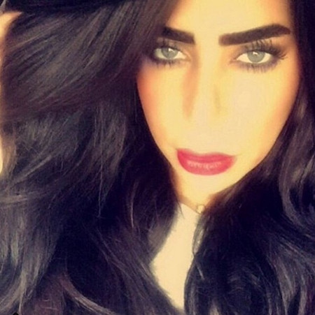 Nhiều dân mạng cho rằng khuôn mặt của Yasmin khá dữ tợn và hơi nam tính. Một số người còn nhanh chóng so sánh khuôn mặt của Yasmin, cho rằng cô rất giống Amy Winehouse – một nữ ca sĩ rất nổi tiếng nhưng chết trẻ do sử dụng quá nhiều chất gây nghiện.