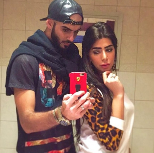 Nhưng trái với dự đoán, các fan của Omar, dân mạng nhiều quốc gia lại tỏ ra khá khó chịu với điều này. Omar vốn được coi là một “thiên thần sống” một anh chàng đẹp trai, con nhà có điều kiện nhưng cô người yêu mà Omar mới khoe lại có khuôn mặt bị cho là kém xinh.