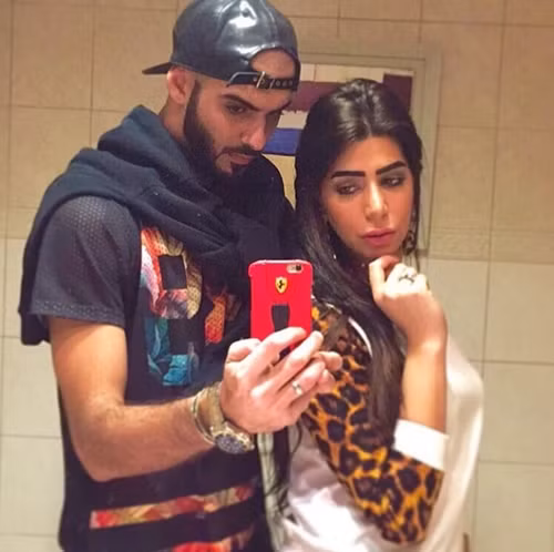 Nhưng trái với dự đoán, các fan của Omar, dân mạng nhiều quốc gia lại tỏ ra khá khó chịu với điều này. Omar vốn được coi là một “thiên thần sống” một anh chàng đẹp trai, con nhà có điều kiện nhưng cô người yêu mà Omar mới khoe lại có khuôn mặt bị cho là kém xinh.