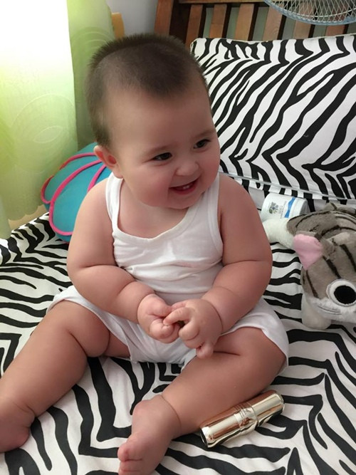 Quả thật bé Salman có thể khiến bất kỳ ai, dù không thích trẻ con nhưng cũng phải nở nụ cười, thích thú khi nhìn thấy bé.