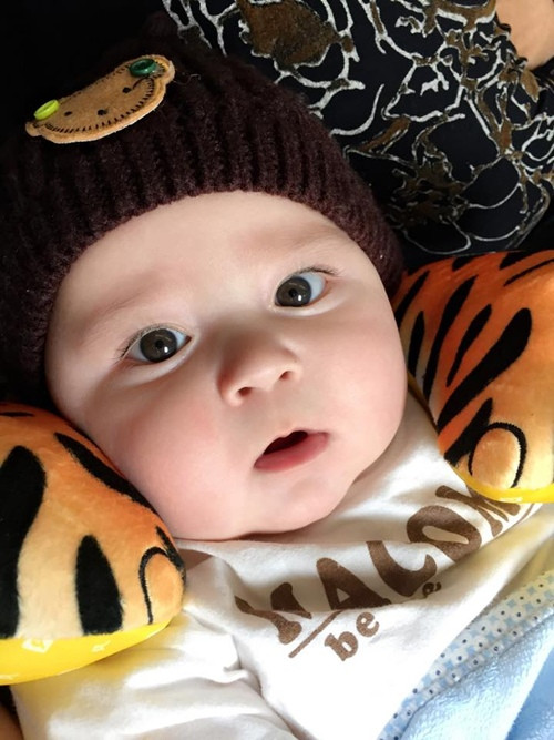 Ngắm nhìn những khoảnh khắc đáng yêu "vô đối" của em bé xinh như thiên thần Salman.