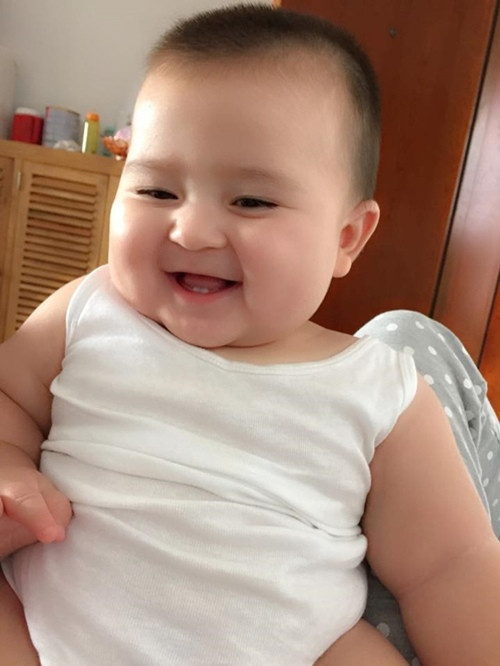 Tên tuổi và thông tin khác của em bé má bánh đúc xinh xắn nhanh chóng được dân mạng tìm ra. Được biết, bé tên Salman được 9 tháng tuổi, tên ở nhà là Bí Bo. Bé đang sống cùng ba mẹ ở Singapore và rất khoẻ mạnh, bụ bẫm. Ảnh của bé được mẹ là chị Lê Nhung, 34 tuổi chia sẻ lên mạng.