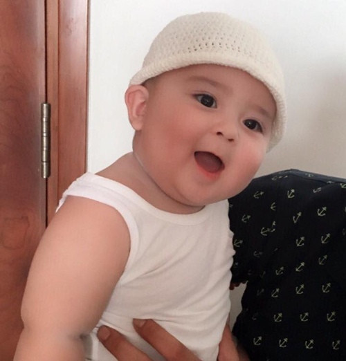 Không chỉ bụ bẫm, hay cười mà bé còn có cặp lông mi dài rất "điệu" làm cho những bà mẹ trẻ phải mê mẩn ngắm nhìn, thèm muốn có một đứa con như vậy.