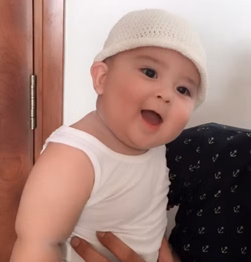 Không chỉ bụ bẫm, hay cười mà bé còn có cặp lông mi dài rất "điệu" làm cho những bà mẹ trẻ phải mê mẩn ngắm nhìn, thèm muốn có một đứa con như vậy.