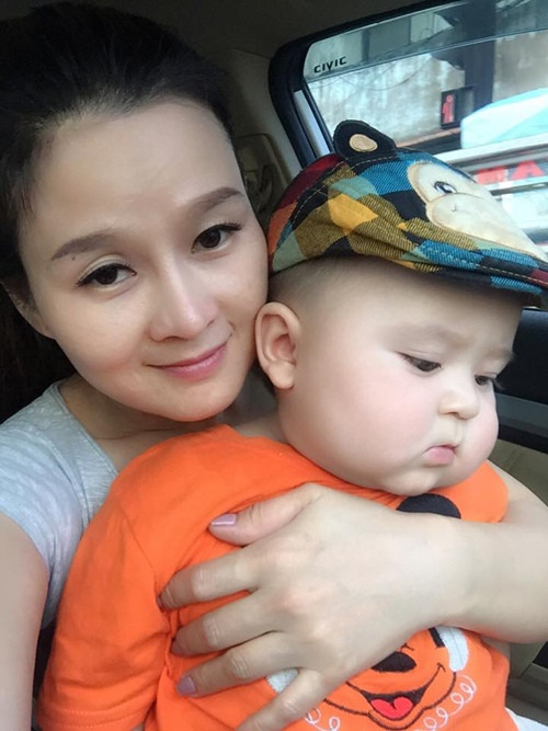 Mẹ bé Salman chia sẻ ảnh của cậu con trai với nhiều khoảnh khắc đáng yêu lên mạng cho người thân, bạn bè xem. Những khoảnh khắc như vừa ngủ dậy, đang tắm, nghịch nước, cười toe khoe răng cửa mới nhú của Salman luôn khiến dân mạng phải hú hét khi ngắm nhìn.