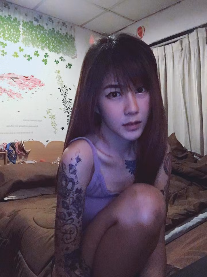 Punyaphat Pongsub là hot girl Thái xinh đẹp có đến hơn 800 nghìn người theo dõi trên Facebook. Cô nàng sinh năm 1993 nổi tiếng với khuôn mặt xinh đẹp, mang nhiều nét trẻ con, ngây thơ nhưng lại gây bất ngờ bởi sở thích xăm mình cùng một loạt hình vẽ "hổ báo" trên da thịt.