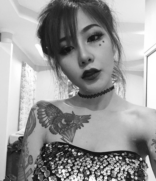 Tính chất "hổ báo" của những hình xăm cỡ lớn thực sự đối lập hoàn toàn với khuôn mặt xinh đẹp, ngây thơ của cô hot girl Thái Lan 9X. Cũng chính điều này giúp cô nàng thu hút được sự chú ý của nhiều bạn trẻ hơn.