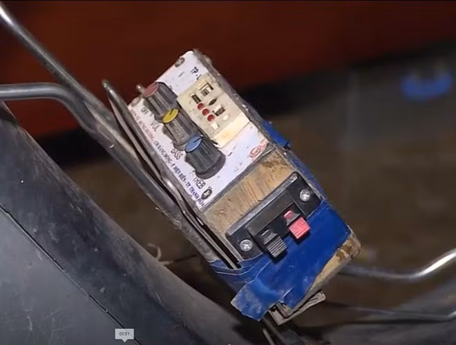 Bộ kích điện được gắn sẵn trên xe để nhóm đối tượng sử dụng khi gây án.