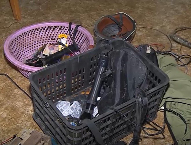 Các đối tượng trộm chó thường đi thành từng cặp, đi xe máy biển giả, đeo khẩu trang, bịt mặt, mặc quần áo ngụy trang và luôn mang theo kích điện, thòng lọng câu chó bằng điện, dao, kiếm, bình xịt hơi cay, xăng và ớt bột để sẵn sàng chống trả khi bị vây bắt.