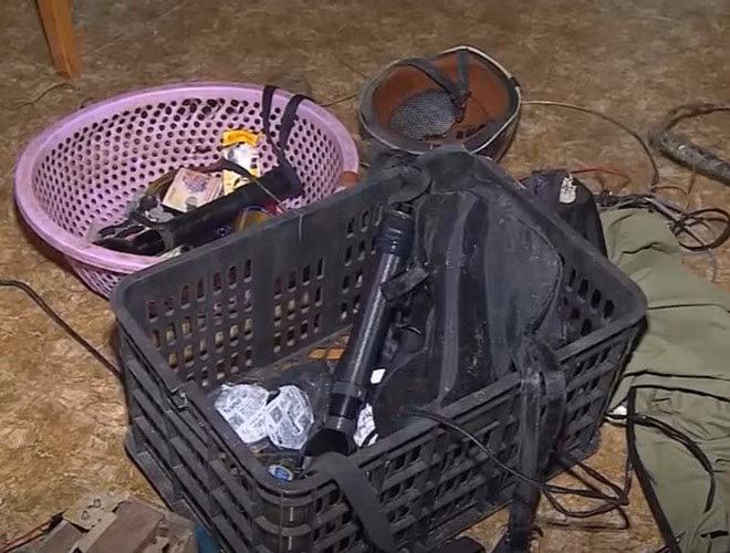 Các đối tượng trộm chó thường đi thành từng cặp, đi xe máy biển giả, đeo khẩu trang, bịt mặt, mặc quần áo ngụy trang và luôn mang theo kích điện, thòng lọng câu chó bằng điện, dao, kiếm, bình xịt hơi cay, xăng và ớt bột để sẵn sàng chống trả khi bị vây bắt.