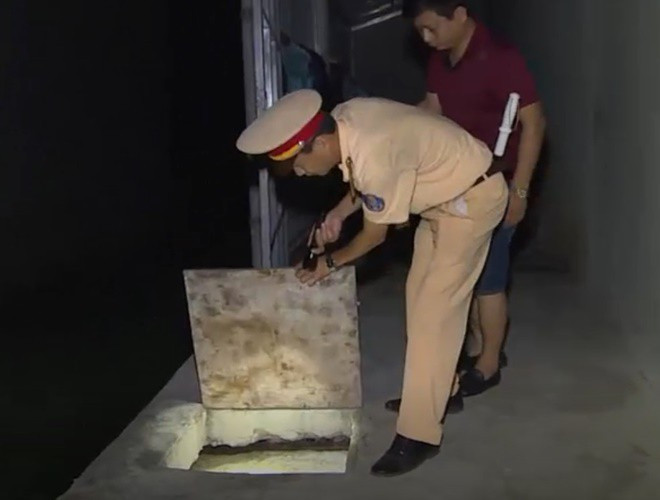 Công an khám xét căn hầm chứa chó của các đối tượng.