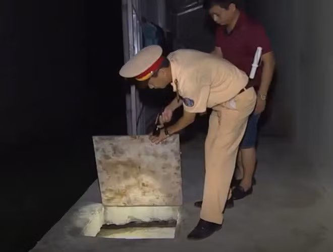 Công an khám xét căn hầm chứa chó của các đối tượng.