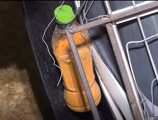 Ớt bột được các đối tượng mang theo để sẵn sàng chống trả lại người dân truy đuổi.