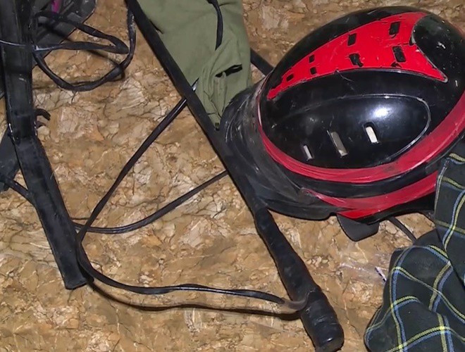 Tang vật của vụ án gồm 51 con chó có trọng lượng gần 650 kg, 10 bộ kích điện, 2 súng bắn điện, 31 DTDĐ các loại, 8 chai bột ớt, 20 xe máy, nhiều dao, kiếm các loại, 2 bình xịt hơi cay, hàng chục dây thòng lọng và kìm bắt chó, 50 triệu đồng tiền mặt cùng nhiều tang vật, tài liệu có liên quan.