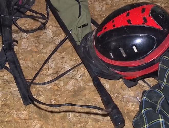 Tang vật của vụ án gồm 51 con chó có trọng lượng gần 650 kg, 10 bộ kích điện, 2 súng bắn điện, 31 DTDĐ các loại, 8 chai bột ớt, 20 xe máy, nhiều dao, kiếm các loại, 2 bình xịt hơi cay, hàng chục dây thòng lọng và kìm bắt chó, 50 triệu đồng tiền mặt cùng nhiều tang vật, tài liệu có liên quan.