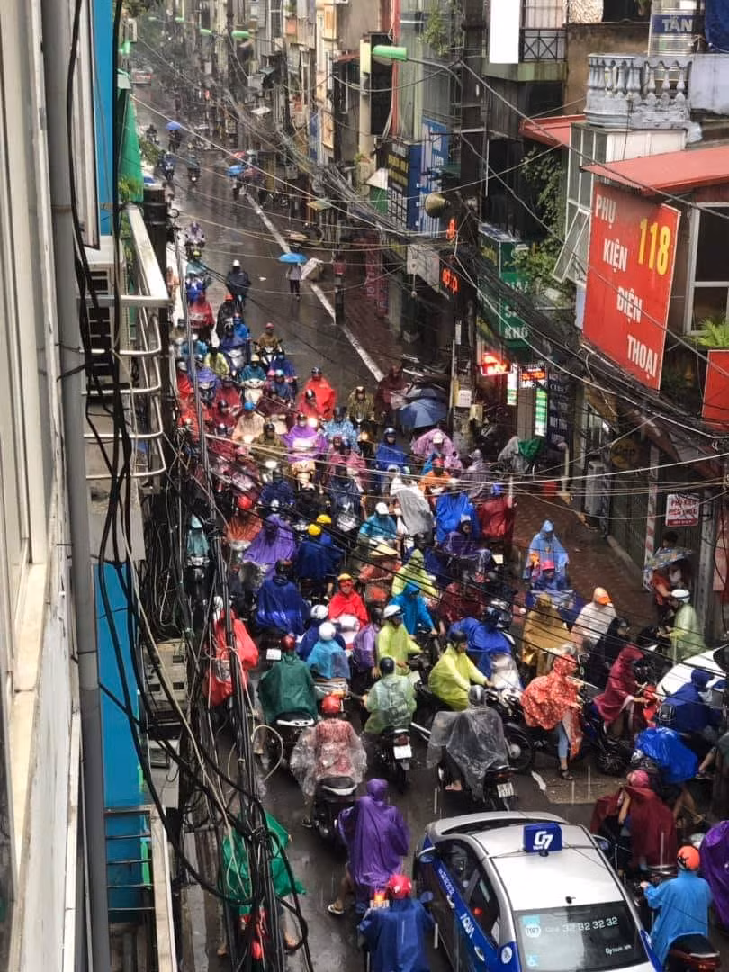 Tình trạng tương tự xảy ra trên đường Lương Thế Vinh (Ảnh: Facebook).