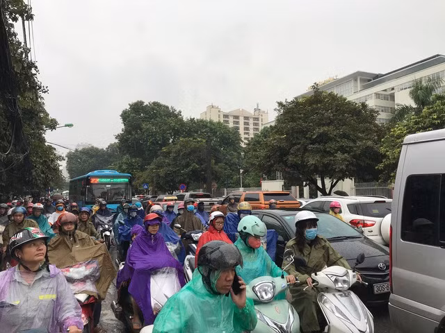 Đường Phùng Hưng (Hà Đông) lúc 7h40 phút sáng, giao thông như "tê liệt" (Ảnh: Cấn Cường).