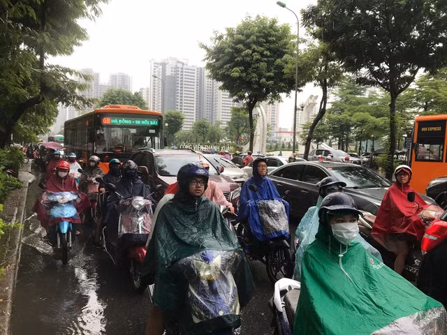 Ô tô xe máy chen chúc nhau trên đường Hoàng Minh Giám.