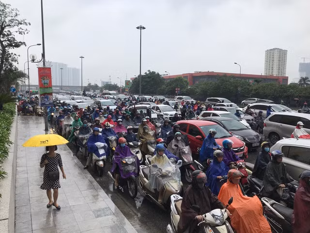 Tại khu vực Big C (đường Trần Duy Hưng), giao thông ách tắc cục bộ (Ảnh: Dân trí).