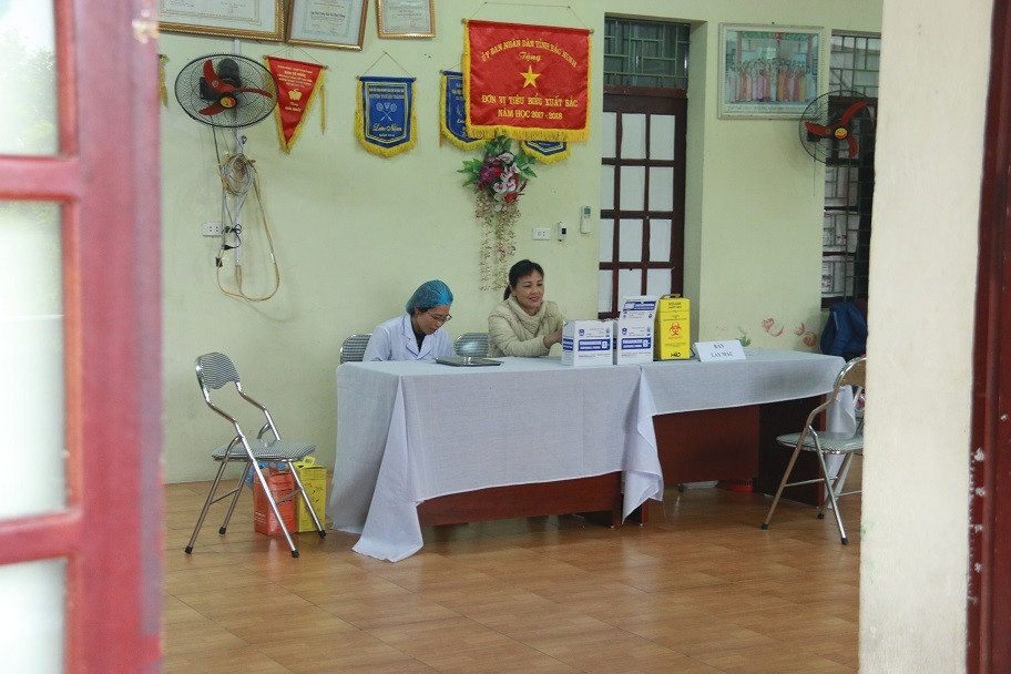 Tam dinh chi can bo quan ly bep cho tre an thit nhiem san lon