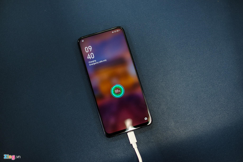 Viên pin của máy có dung lượng 4.000 mAh, hỗ trợ chuẩn sạc nhanh VOOC 3.0 độc quyền của Oppo cho phép sạc đầy pin trong 80 phút.
