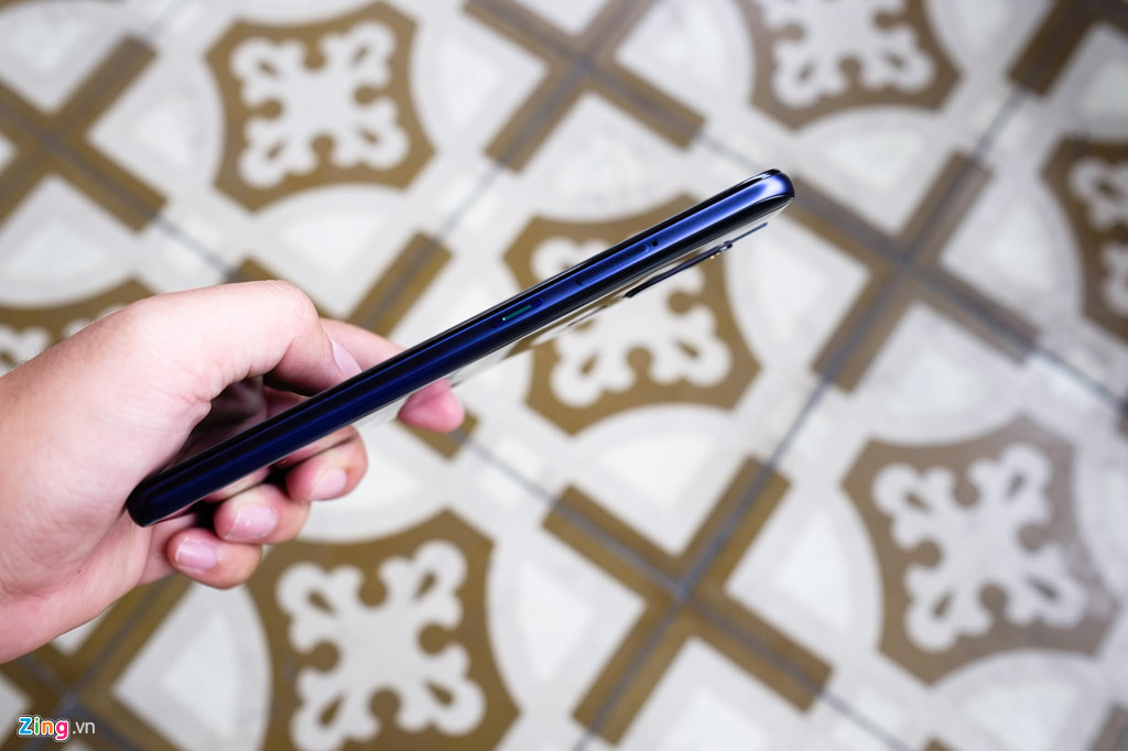 Bên cạnh phải của máy có phím nguồn, được làm nổi bật với màu xanh lá, phía trên là khay cắm SIM và thẻ nhớ.