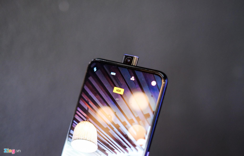 F11 Pro có camera selfie 16 MP được đặt ẩn dưới đỉnh máy tương tự mẫu Vivo Nex S. Thiết kế này giúp máy tối ưu không gian hiển thị đạt 90,9% mặt trước. Khi trải nghiệm mở khóa màn hình, selfie... camera này cho tốc độ trượt lên khoảng 0,2 giây.