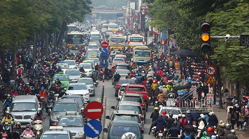 Rất nhiều tuyến phố không có chỗ cho người đi bộ. Ảnh: Đoàn Bổng