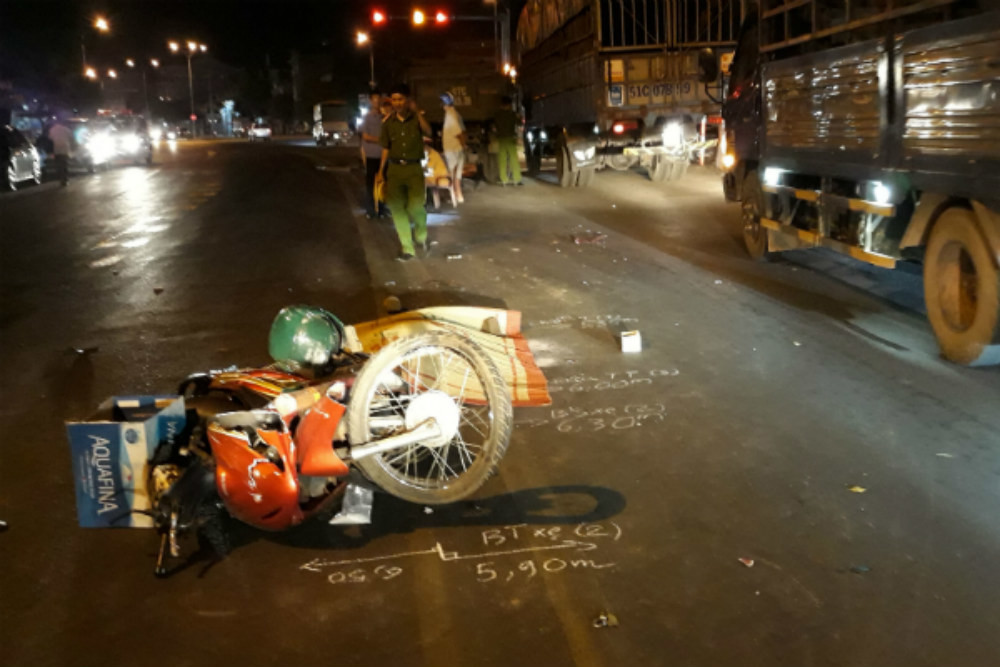 Va cham voi xe ben, sy quan quan doi tu vong