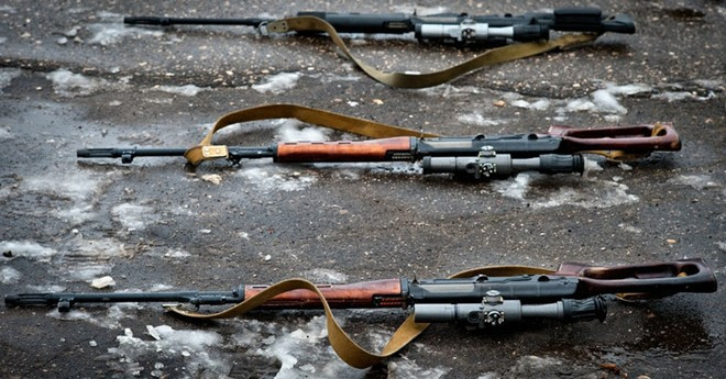 Súng trường bắn tỉa của quân đội Nga. Ngoài vũ khí chính, các xạ thủ sẽ mang theo các loại vũ khí khác như súng lục và dao. Họ cũng sở hữu những thiết bị hỗ trợ nhiệm vụ bắn tỉa như ống nhòm, ống ngắm, các thiết bị trinh sát laser.