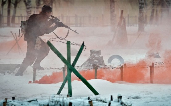 Bên cạnh khả năng bắn tại vị trí ẩn nấp, lính bắn tỉa cũng phải rèn luyện khả năng tiêu diệt mục tiêu khi di chuyển. Kỹ năng này giúp họ chiếm ưu thế trong cận chiến hoặc tăng khả năng thoát thân khi địch phát hiện.