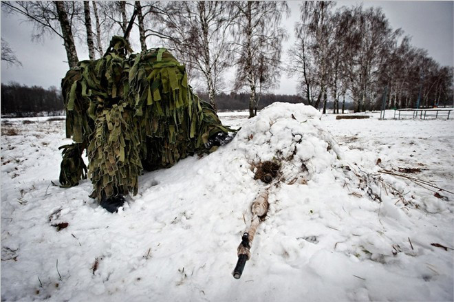 Xạ thủ vùi thân dưới tuyết nhờ sự giúp đỡ của đồng đội. Nòng súng và ống ngắm quang học lộ ra ngoài giúp họ theo dõi và bắn hạ mục tiêu trong khi kẻ địch hoàn toàn bất ngờ.