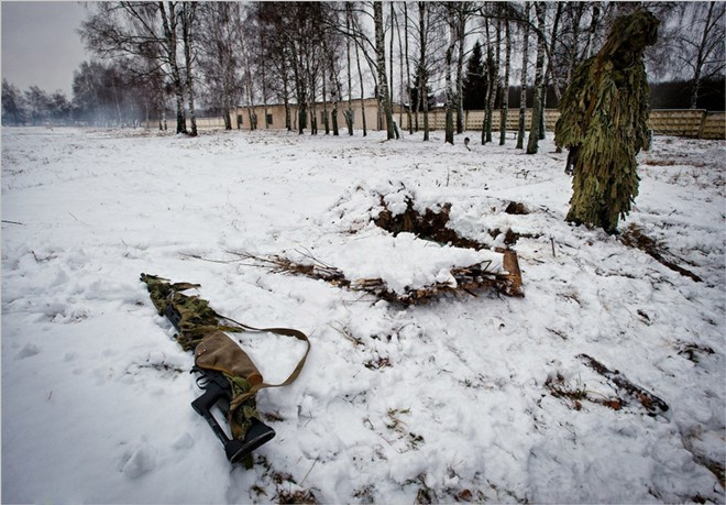Trên thực tế, lính bắn tỉa Nga có thể mua một bộ trang phục ngụy trang trong cửa hàng chuyên dụng với giá 200 USD. Tuy nhiên, họ vẫn phải sửa sang để chúng phù hợp hơn với môi trường xung quanh. Trong quá trình tác chiến, những bộ đồ mà xạ thủ mang theo dường như không phải lựa chọn tối ưu của họ.