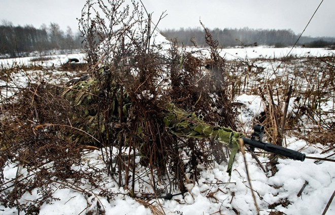 Ngoài ngụy trang bản thân, các xạ thủ cũng phải che giấu vũ khí để kẻ địch không thể phát hiện. Đối với lính bắn tỉa, vũ khí chính là một phần không thể tách rời của họ.