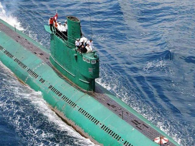 Lực lượng tàu ngầm của hải quân Triều Tiên được trang bị các tàu ngầm diesel của Dự án 633 (được sản xuất tại Liên Xô vào cuối những năm 50 của thế kỷ trước), trang bị tên lửa chống hạm P-15 Termit, và các tàu ngầm loại nhỏ San-O do Triều Tiên sản xuất.