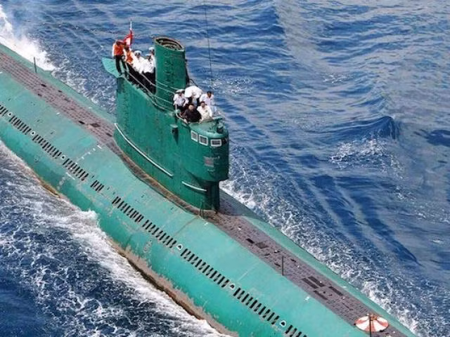 Lực lượng tàu ngầm của hải quân Triều Tiên được trang bị các tàu ngầm diesel của Dự án 633 (được sản xuất tại Liên Xô vào cuối những năm 50 của thế kỷ trước), trang bị tên lửa chống hạm P-15 Termit, và các tàu ngầm loại nhỏ San-O do Triều Tiên sản xuất.