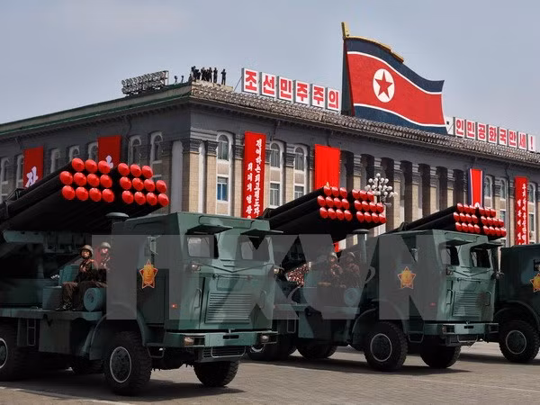 Ngoài ra lục quân Triều Tiên còn có các loại xe chiến đấu bộ binh, pháo binh các kiểu loại, hệ thống pháo phòng không và tên lửa phòng không vác vai (MANPADS), đủ sức bảo vệ đội hình chiến đấu của các phân đội bộ binh và bộ binh cơ giới; trong các vũ khí này có một phần của vũ khí là do Trung Quốc sản xuất.