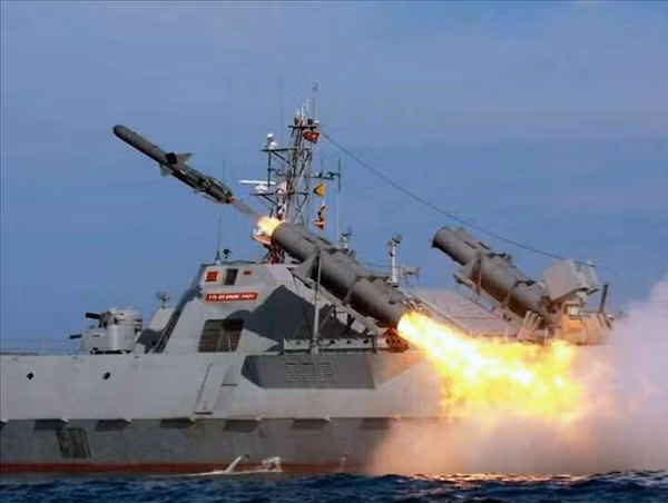 Hải quân của Triều Tiên gồm khoảng 650 tàu, chia làm hai hạm đội Đông và Tây; gồm 5 tàu hộ tống, 18 tàu chống ngầm và 400 tàu pháo, tàu phóng lôi cũng như tàu đổ bộ; tất cả các tàu nổi của Triều Tiên đều có lượng giãn nước nhỏ.