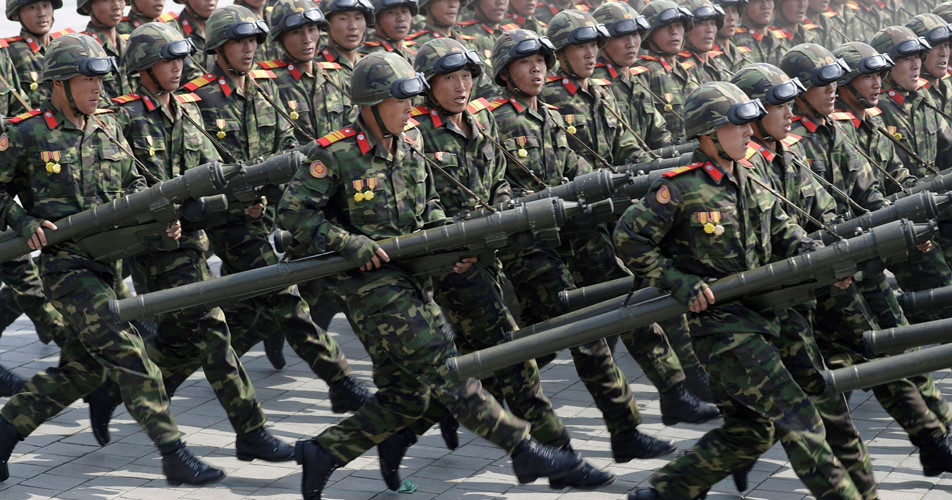 Trong trường hợp xảy ra chiến tranh, quân đội Triều Tiên có thể lập tức đưa 20 quân đoàn, trong đó bao gồm 12 quân đoàn bộ binh, 4 quân đoàn cơ giới, thiết giáp, 2 quân đoàn pháo binh và quân đoàn phòng thủ thủ đô Bình Nhưỡng; 27 sư đoàn bộ binh độc lập, 15 lữ đoàn xe tăng và 14 lữ đoàn cơ giới, một lữ đoàn tên lửa chiến thuật, 21 lữ đoàn pháo binh, 9 lữ đoàn pháo phản lực phóng loạt và một trung đoàn tên lửa chiến thuật tham chiến.